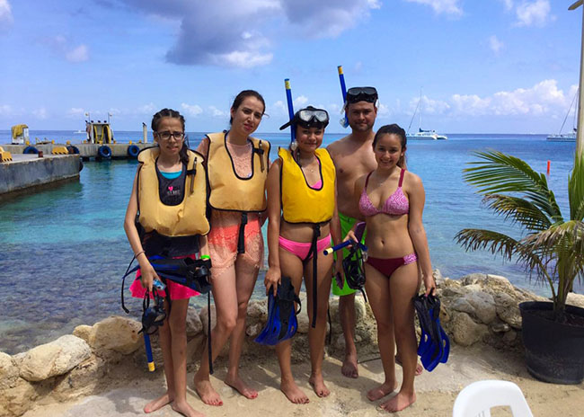 Joseph and family pleased after a snorkeling time in their van tour.